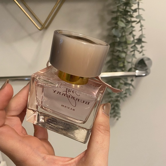 pomegranate fused & vibrant lemon. Delicate rose petal,crisp apple, jasmine. - Picture 3 of 6